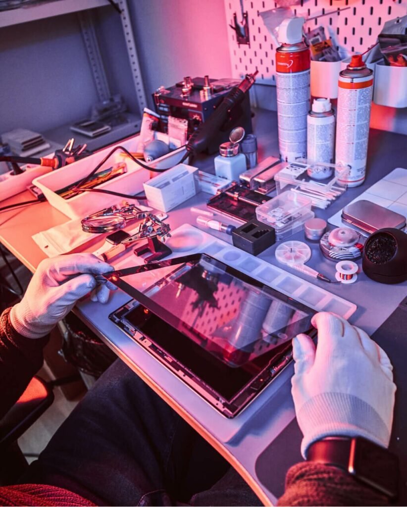 he-technician-repairs-a-broken-tablet-computer-in-8MWAK2A